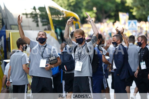 Los jugadores saludan a los aficionados al llegar a Carranza / Trekant Media