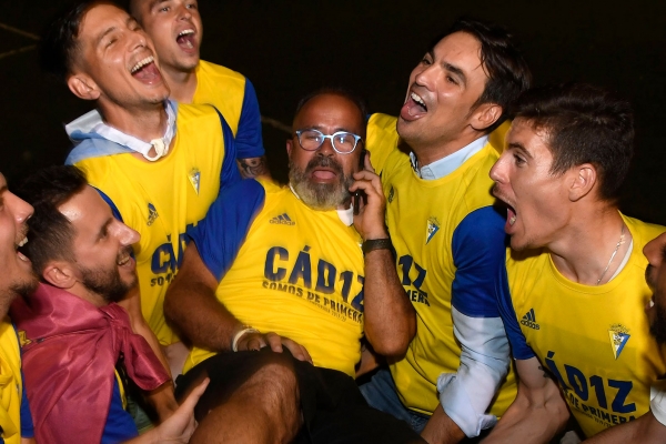 Álvaro Cervera, manteado / cadizcf.com