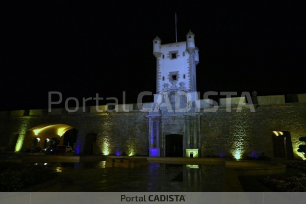 Las Puertas de Tierra lucen los colores del Cádiz / Trekant Media