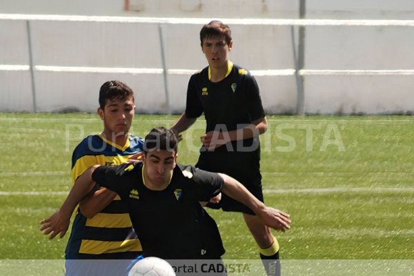 Sergio González con el Balón de Cádiz CF Juvenil / Paco Urri