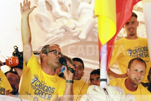 Cervera y Sergio González en el balcón del Ayuntamiento de Cádiz / Trekant Media