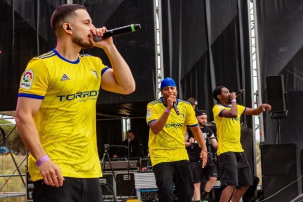 Todo el rato, con camisetas del Cádiz CF / Ayuntamiento de Barbate