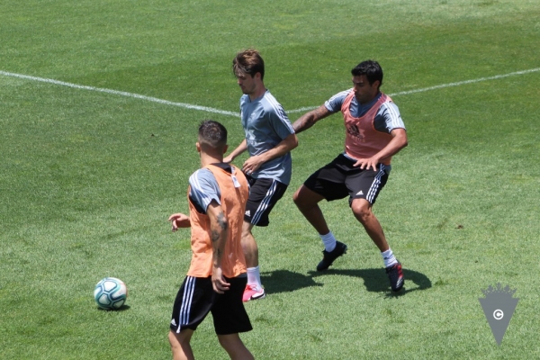 Augusto Fernández entrenando con sus compañeros en El Rosal / Foto: Comunicación Cádiz CF