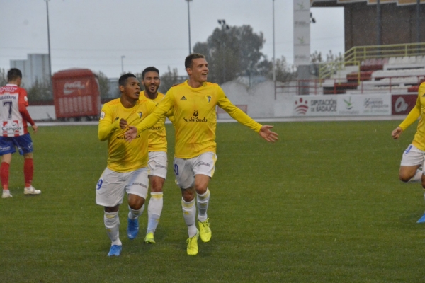 Jordi Tur celebra su gol en Don Benito / cadizcf.com