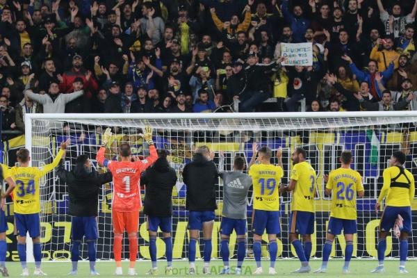 El Cádiz festejando su triunfo que le mantiene a diez puntos del tercero / Trekant Media