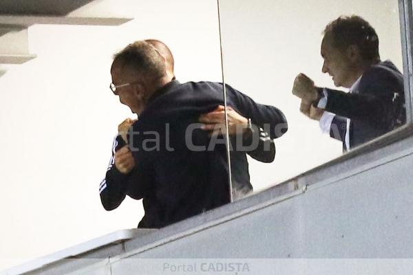 Álvaro Cervera celebra junto a Servando y David Navarro la victoria contra el Huesca / Trekant Media