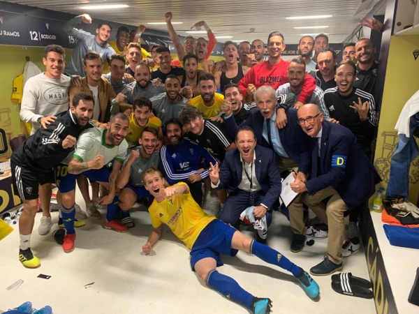 La foto de la victoria tras el Cádiz CF - SD Huesca / cadizcf.com