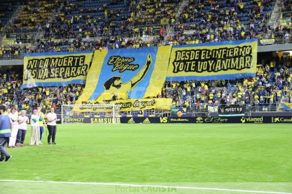 Tifo en memoria de Fernando Orgambides 'Baguetina' contra la UD Las Palmas / Trekant Media