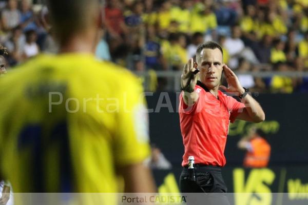 Árbitro en el estadio Ramón de Carranza / Trekant Media