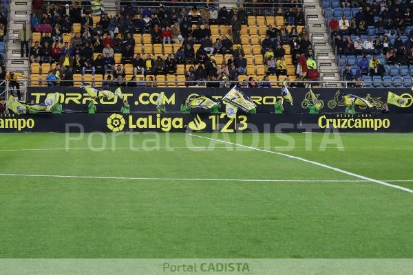 Niños ondeando banderas del Cádiz CF antes del partido / Trekant Media