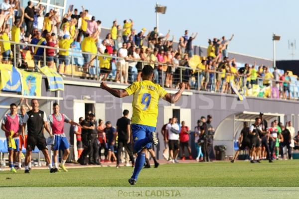 El Cádiz B celebra el 2-2 ante su público