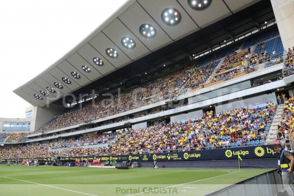 Tribuna del estadio Ramón de Carranza ante el RC Deportivo / Trekant Media