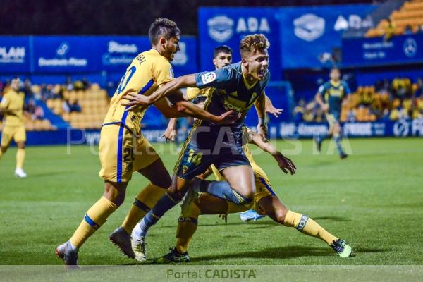 Iván Alejo, en el Alcorcón - Cádiz / Carlos Gil-Roig - portalcadista.com