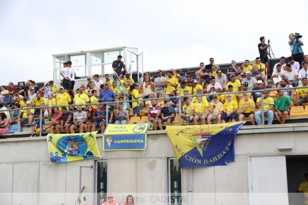 Grada del campo Ramón Blanco de la Ciudad Deportiva Bahía de Cádiz / Trekant Media