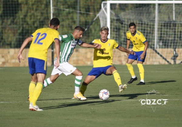 Cádiz CF con medias amarillas / cadizcf.com