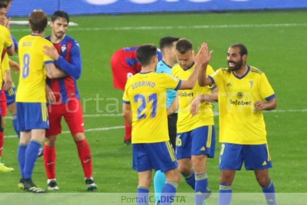 El Cádiz celebra el triunfo ante el Eibar / Trekant Media