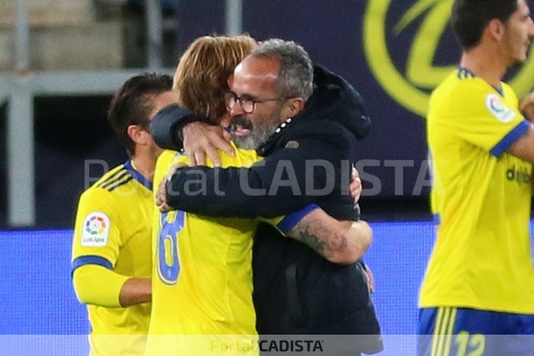 Álvaro Cervera abraza a Álex Fernández / Trekant Media