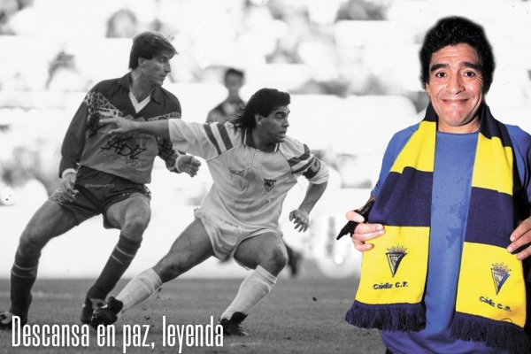 Maradona con la bufanda del Cádiz CF / cadizcf.com