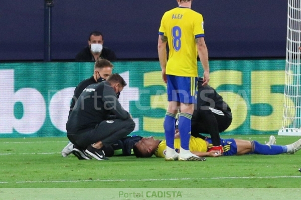 Salvi siendo atendido en el terreno de juego / Trekant Media