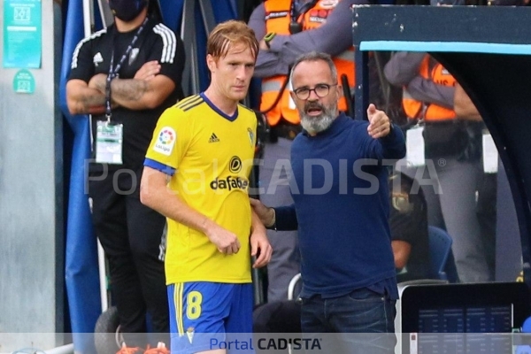 Álex Fernández recibe indicaciones de Cervera / Trekant Media