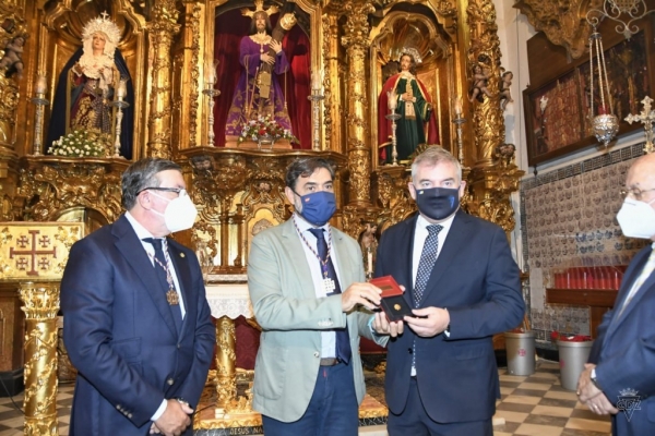 Entrega de la Insignia de Oro del Nazareno al Cádiz CF / cadizcf.com