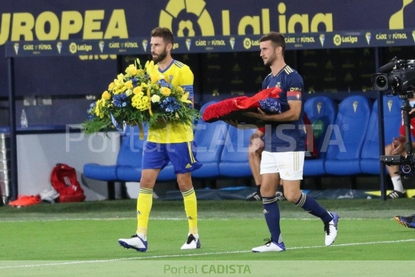 Los capitanes de Cádiz y Osasuna ofrecieron flores en el homenaje / Trekant Media