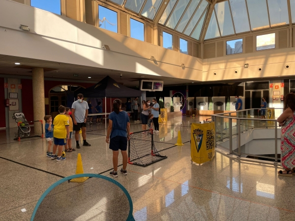 Aficionados cadistas en el Centro Comercial San Fernando Plaza / cadizcf.com