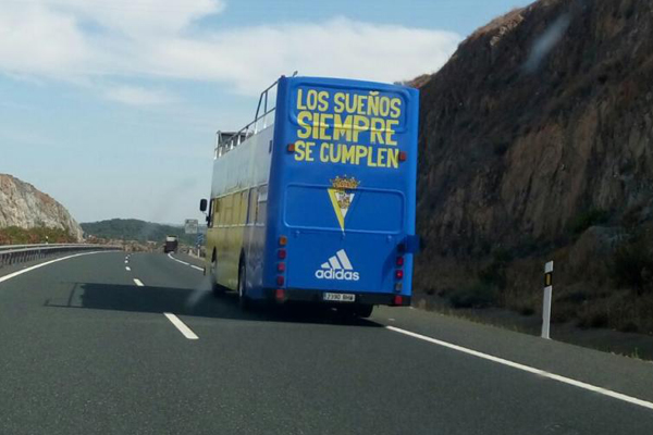 Autobús descapotable del Cádiz. / Foto: Twitter