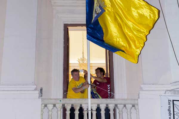 Izado de la bandera cadista en el Ayuntamiento / foto: Nández Sánche - portalcadista.com