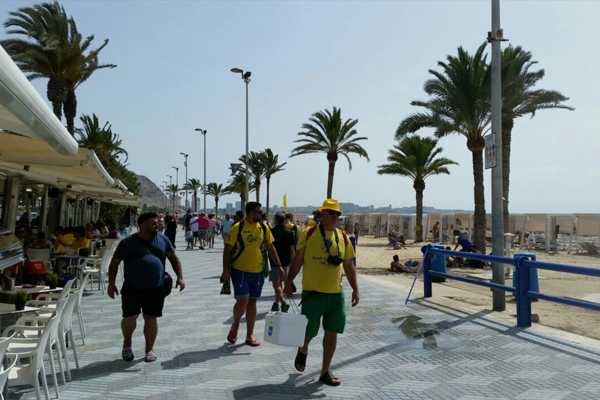 Cadistas paseando por la playa de Alicante. / Trekant Media