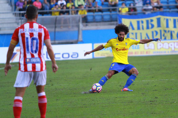 Aridane dando un pase ante el Girona. / Trekant Media