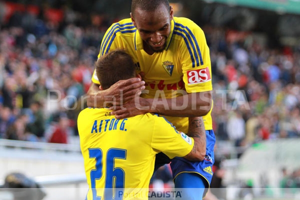 Aitor y Abdullah celebran un gol en Córdoba. / Imagen: Trekant Media