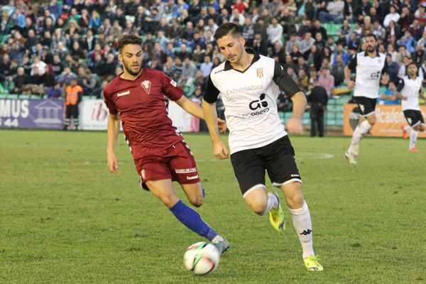 Lance de juego en el Estadio Romano, durante el partido de la primera vuelta. / José Luis Díaz - portalcadista.com