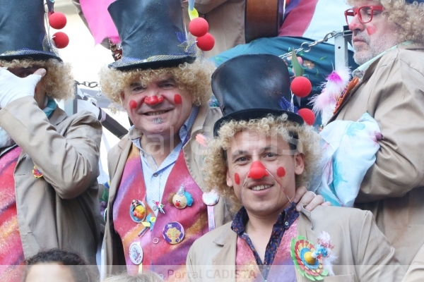 Manuel Vizcaíno y Miguel Ángel del Nido con el coro callejero / Trekant Media