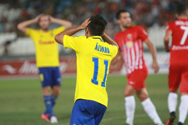 Álvaro García sorprendido tras su gol anulado a la UD Almería / Trekant Media