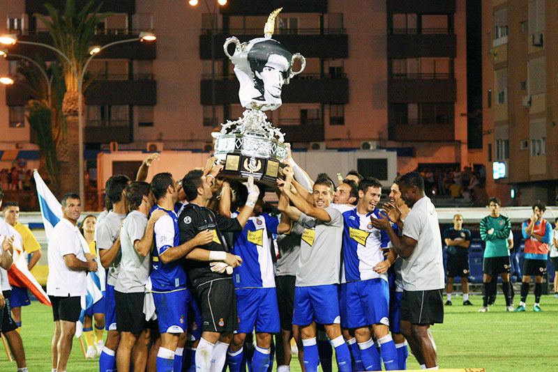 El Espanyol levantando el Trofeo Carranza. / Trekant Media