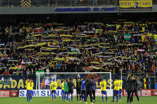 El Cádiz celebra la victoria con su afición. / Trekant Media