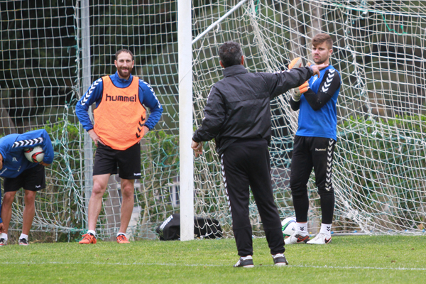 Álvaro Cervera dirigiendo un entrenamiento en El Rosal. / Trekant Media