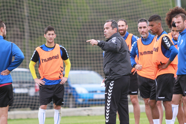 Álvaro Cervera entrenando al equipo en El Rosal. / Trekant Media