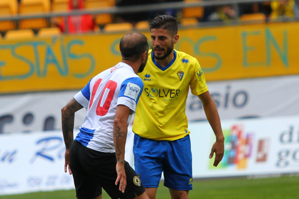 Juanma Espinosa con el Cádiz ante el Hércules. / Trekant Media