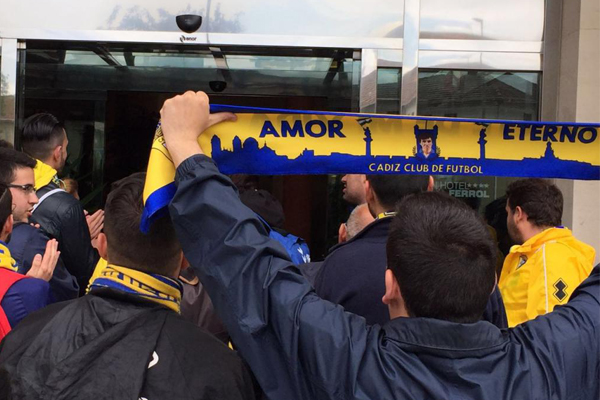 Cadistas en la puerta del hotel del Cádiz CF. / Foto: Ferrol360