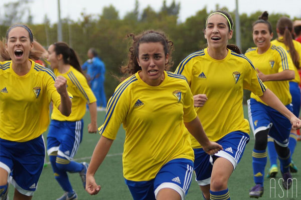 Aitana celebra su gol al Salesianos. / Imagen: Águeda Sánchez Moreno - Portal Cadista