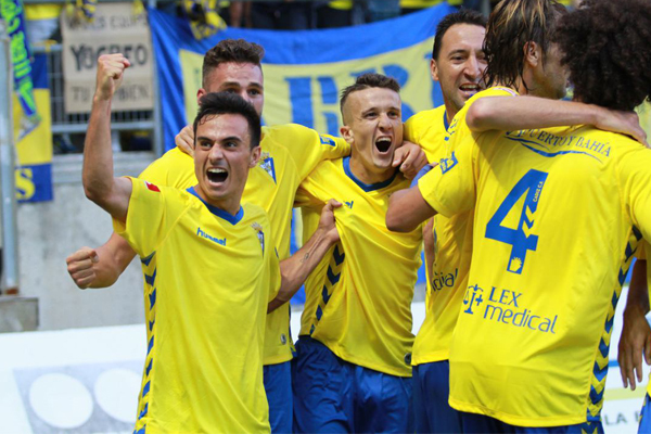 Los jugadores del Cádiz celebrando el gol ante el Racing de Santander. / Trekant Media