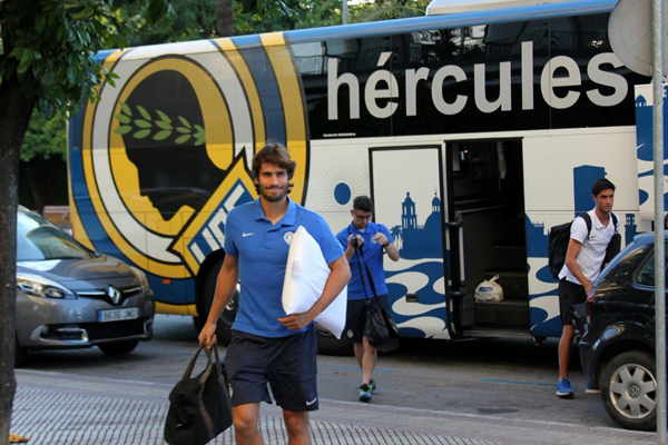 El autobús del Hércules llegando al hotel de Jerez. / Foto: Hércules CF