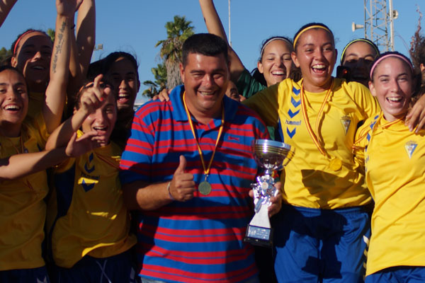 Manolo Sainz con el equipo. / Imagen: Águeda Sánchez