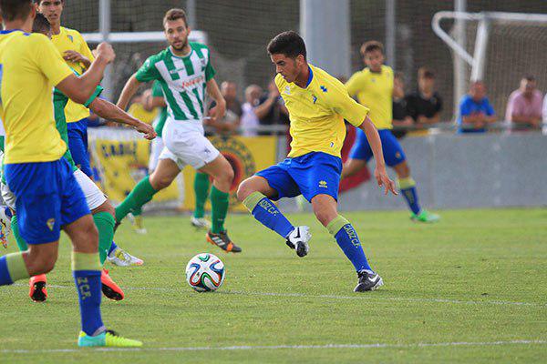 Javi Pérez, durante el Cádiz B - Atlético Sanluqueño de la pasada temporada. / Trekant Media