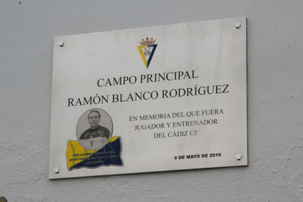 Placa que bautiza el campo principal de El Rosal como "campo Ramón Blanco Rodríguez". / Trekant Media