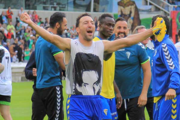 Migue celebrando la victoria en El Sardinero. / Sergio Cocho - portalcadista.com