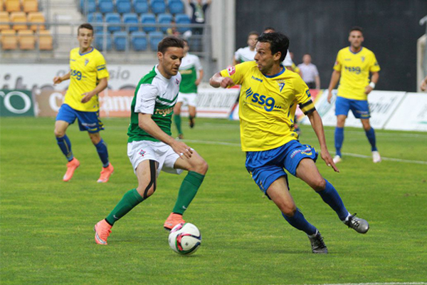 Mantecón con el balón ante el Racing de Ferrol. / Trekant Media