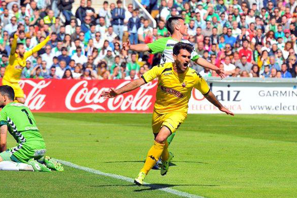 Un jugador del Reus celebra un gol al Racing. / Foto: Twitter oficial del Reus